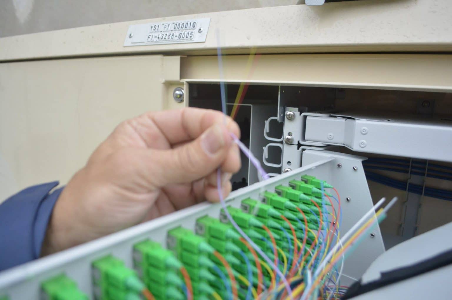 l-installation-de-la-fibre-optique-avance-photo-charles-edouard-chambon